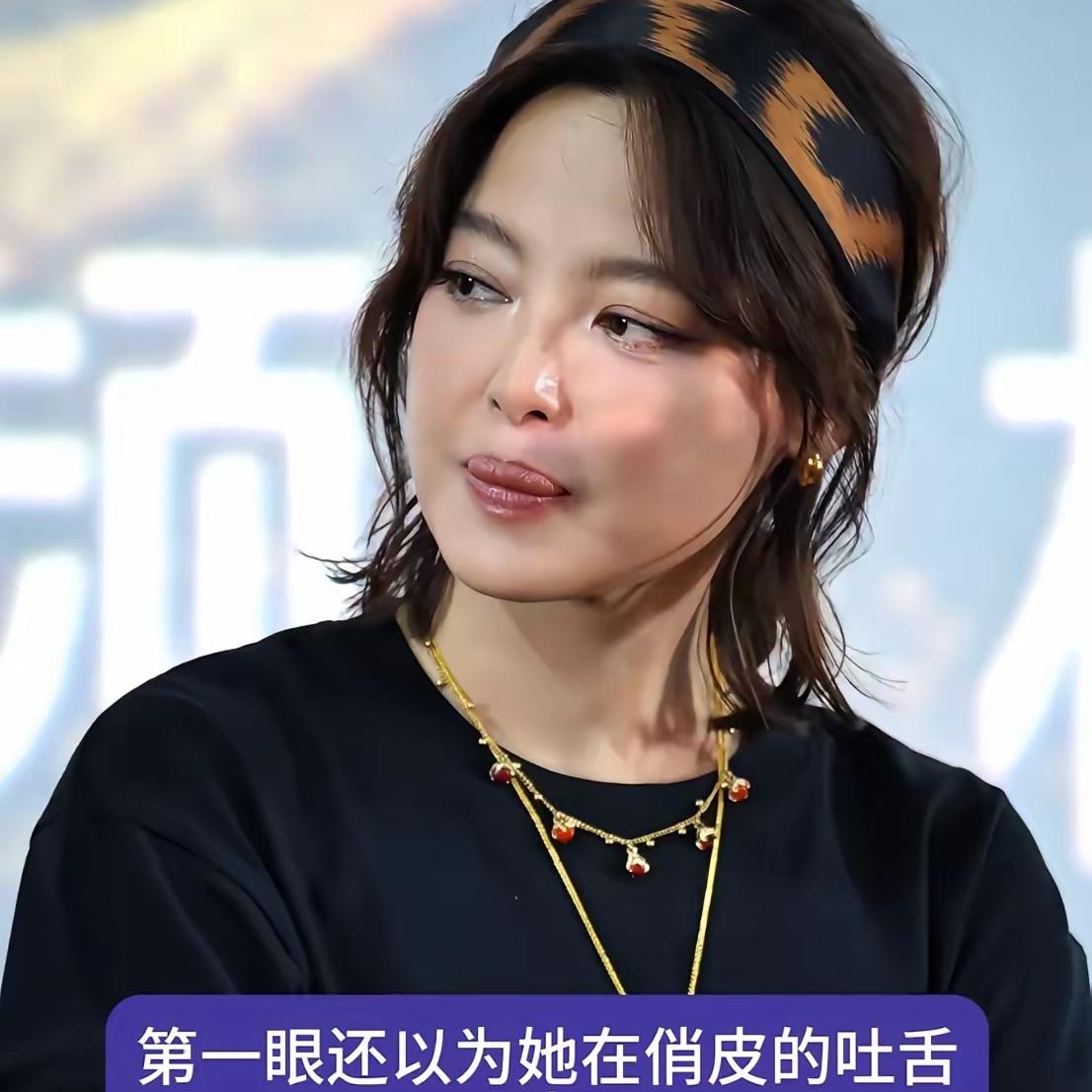 第一眼差点看错，
还以为是舌头伸出来，
仔细看才发现只是嘴唇。

       