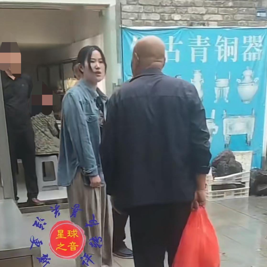 河南小仙女怀疑大爷偷她玉了，大爷骂女滴神J病。小仙女要强行搜身，大爷坚决不同意，