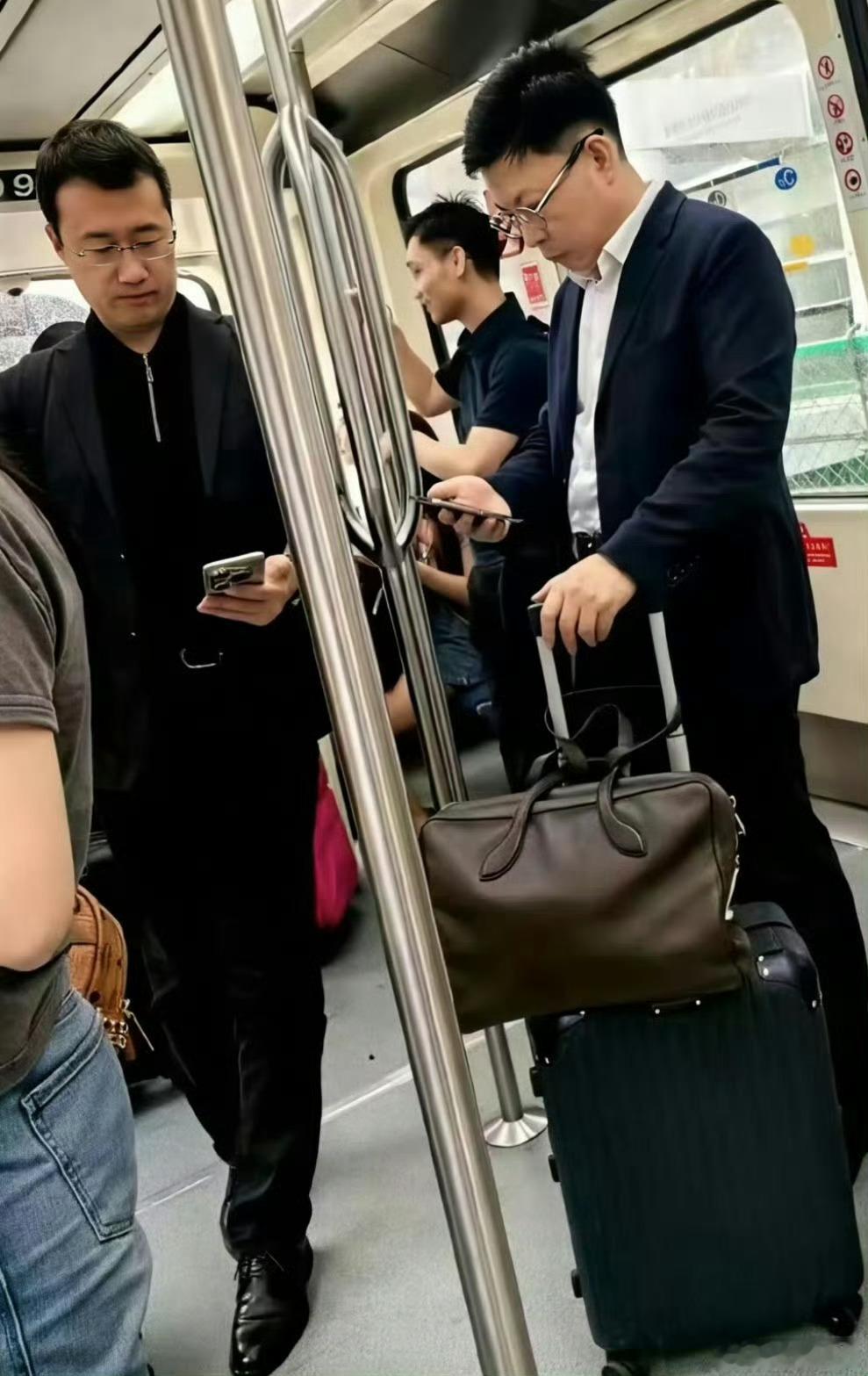 何刚用的应该是华为Pura80 Ultra，余承东手里的是哪款手机？ ​​​