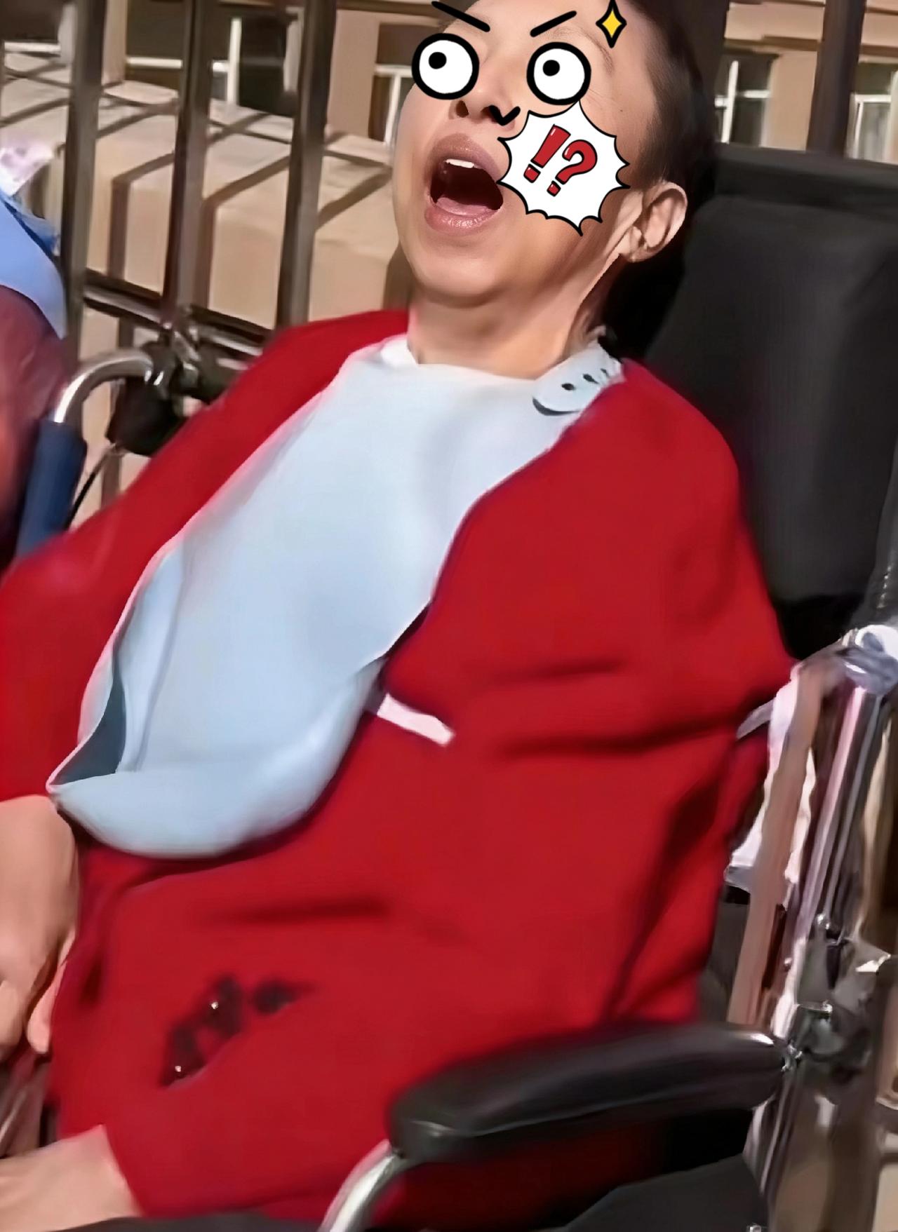 家人们！
刷到个让人唏嘘的消息！
有人说看见当年的风云人物幸运树，穿大红衣服系着