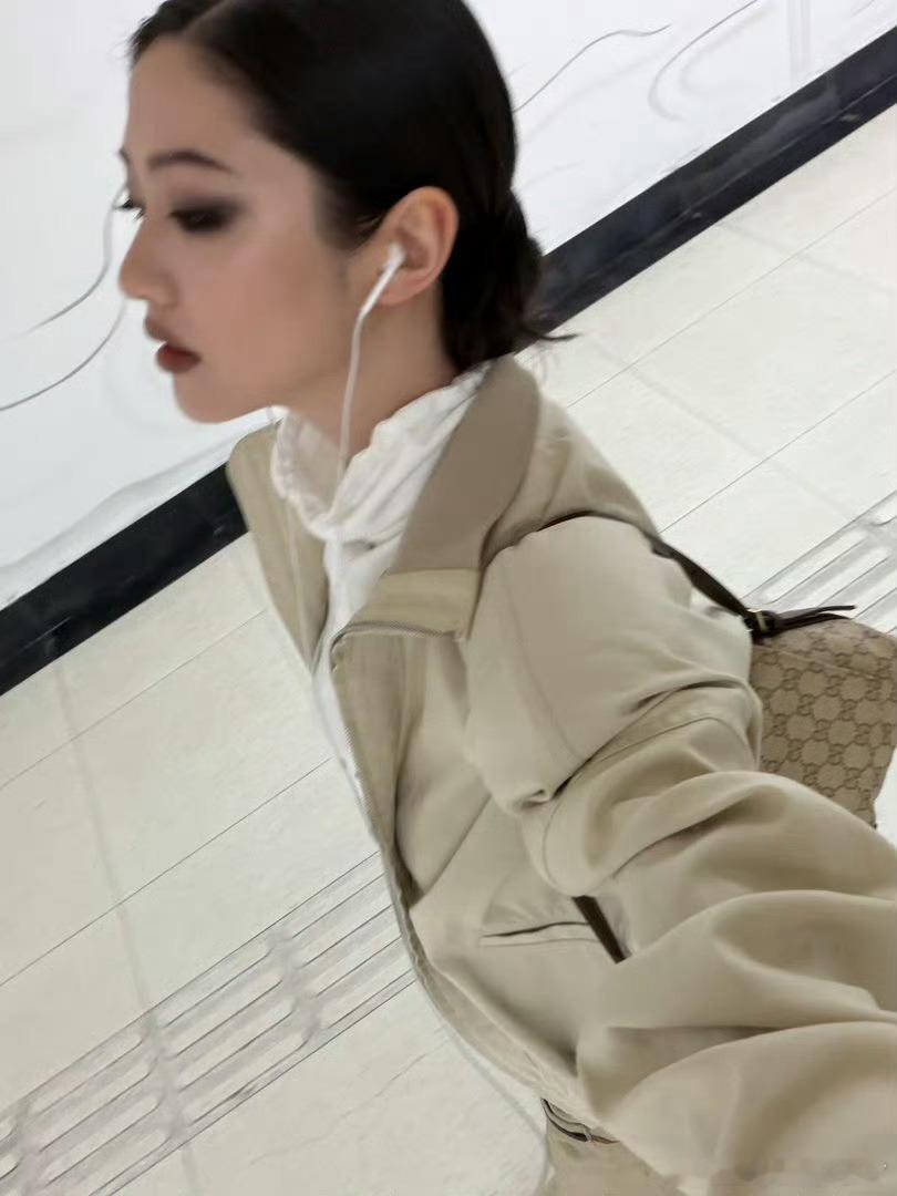 向涵之  向涵之尝试大烟熏造型，打破往日清新印象，浓烈妆容勾勒独特气场，尽显冷冽