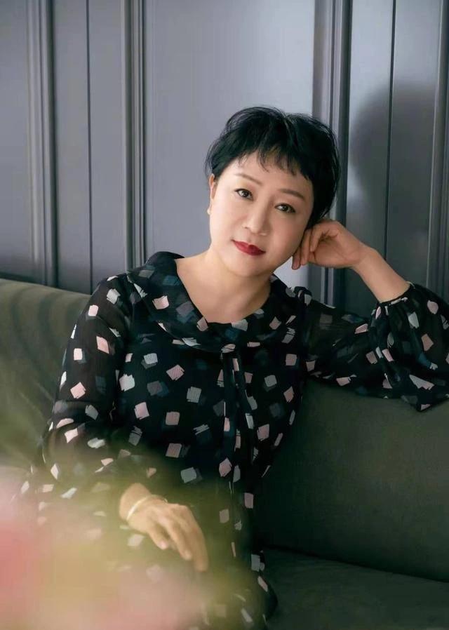 杨紫的妈妈贵妇感觉，女儿和她妈妈很像，羡慕这个女人有个那么优秀的女儿 ​​​