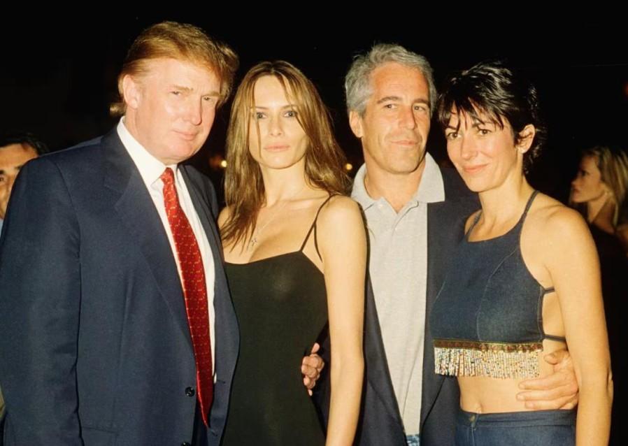 特朗普急了，对着女记者吼：你为什么不笑一笑？你应该感到耻辱！

那300多万页爱