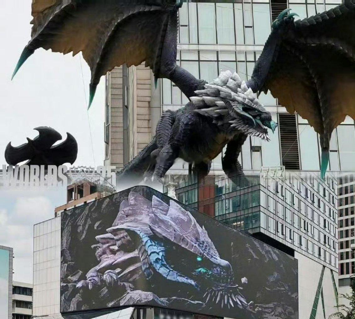 S15决赛前看到巨龙了 来成都看S15决赛真的赚翻了！赛前四面屏上的3D巨龙太绝