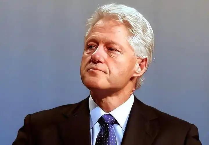 谁能想到美国前总统克林顿这些年公开爆料了一个震惊世界的历史细节：2000年他还在