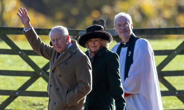 英国王室  今天查尔斯三世和卡米拉王后在诺福克郡圣玛丽抹大拉教堂参加教堂礼拜天活