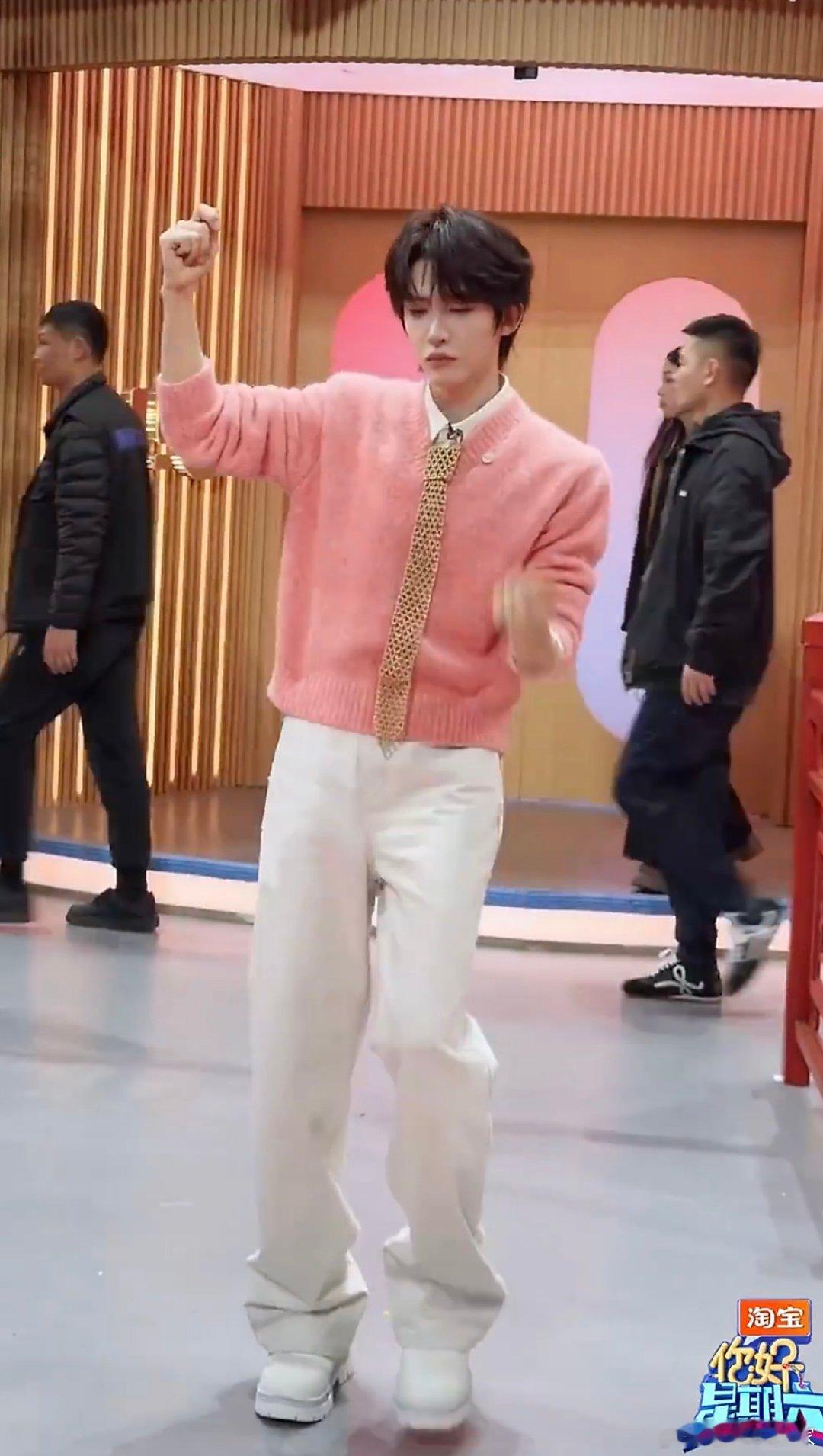 章昊刘宇丁程鑫练舞反差感章昊活力满满超元气，刘宇身段优雅超灵动，丁程鑫动作干脆超