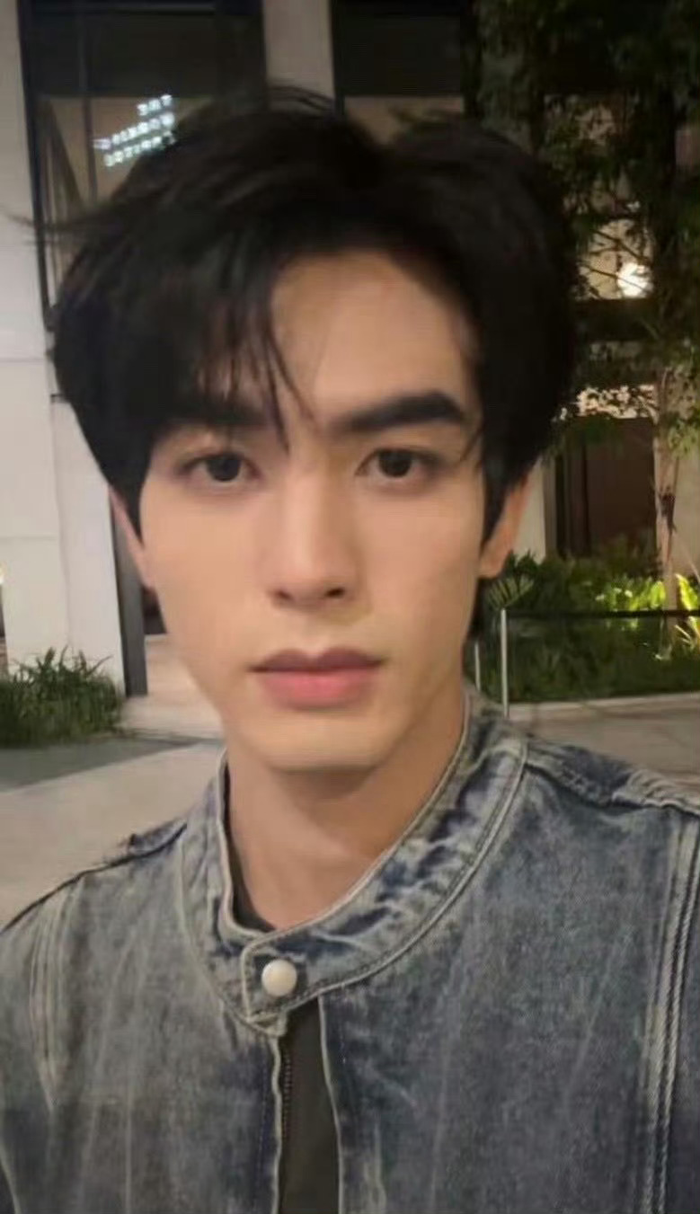 宋威龙 没忍住只因听见了爸爸宋威龙强烈的活人感！死 嘴：憋不住的笑