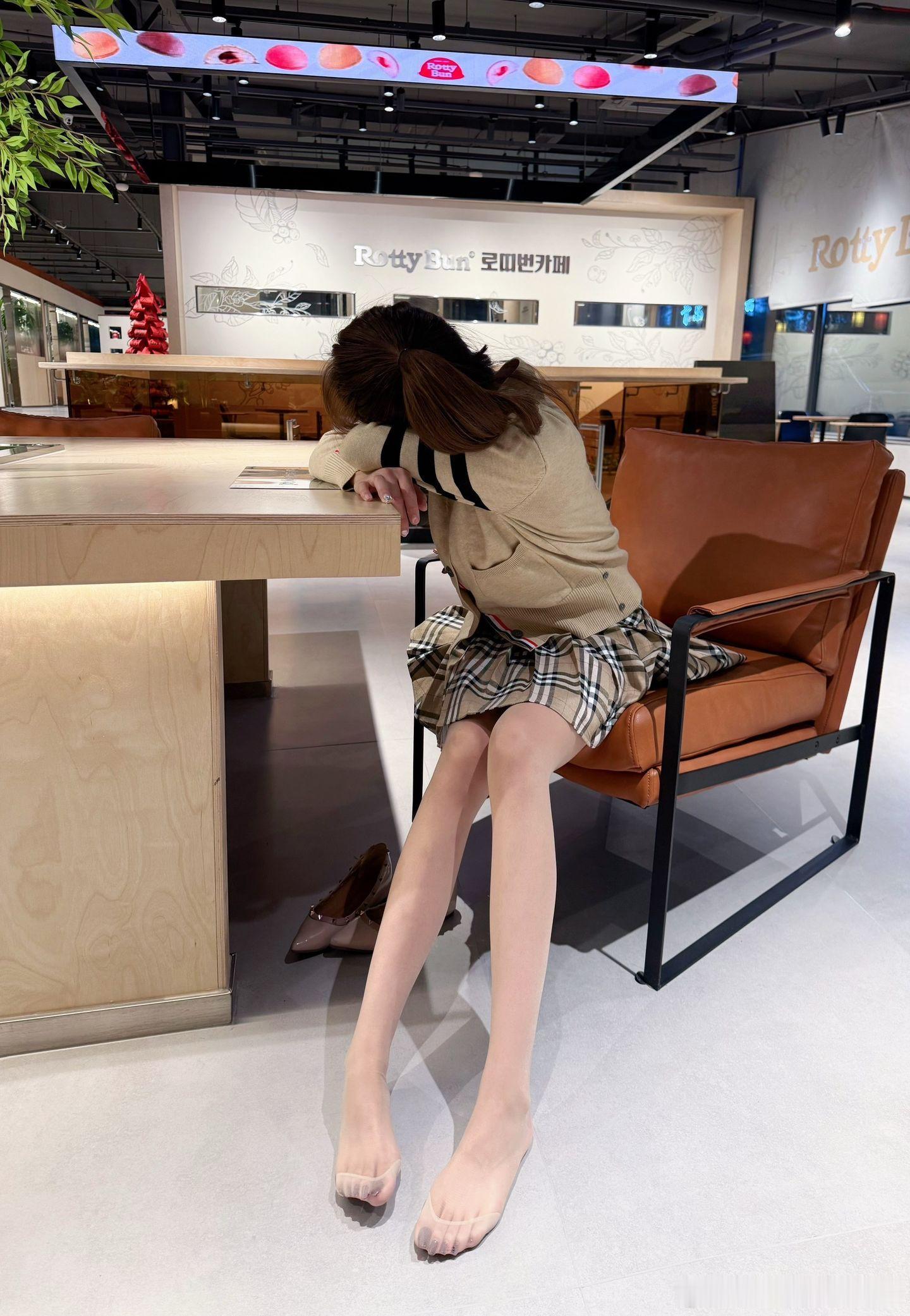 指甲太长容易戳破丝袜… 