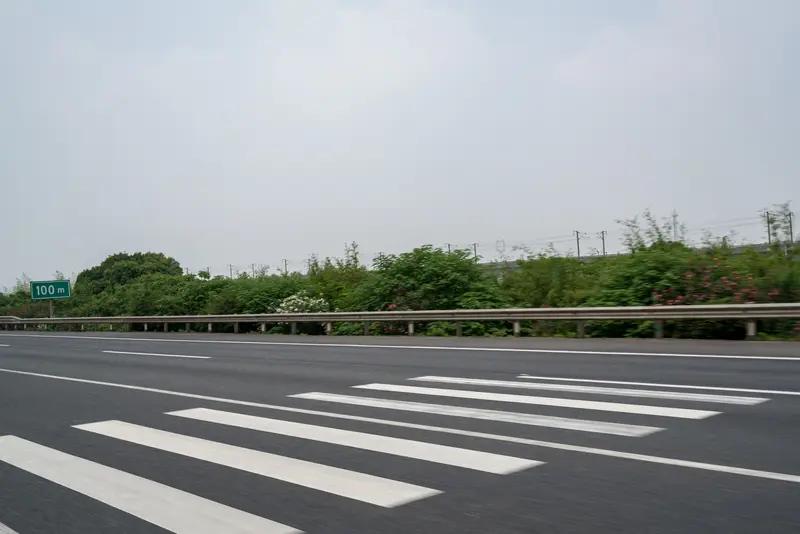惊险！一辆轿车在高速公路上掉头逆行，司机竟称，因孩子误设导航才走错路，交警提醒：