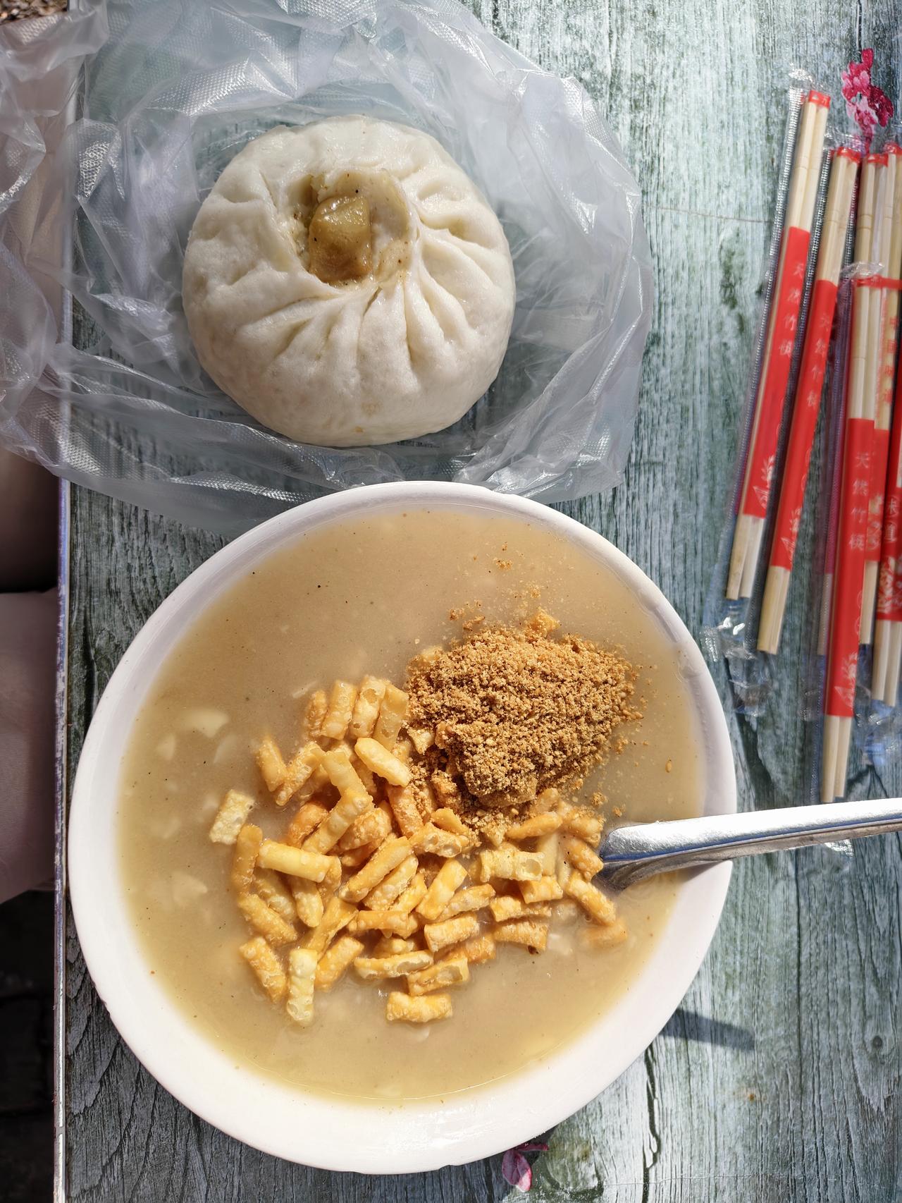 来来来，快来运城盐湖西街喝油茶，3元一碗，再配上个茄子🍆包子，一共花4元早餐就
