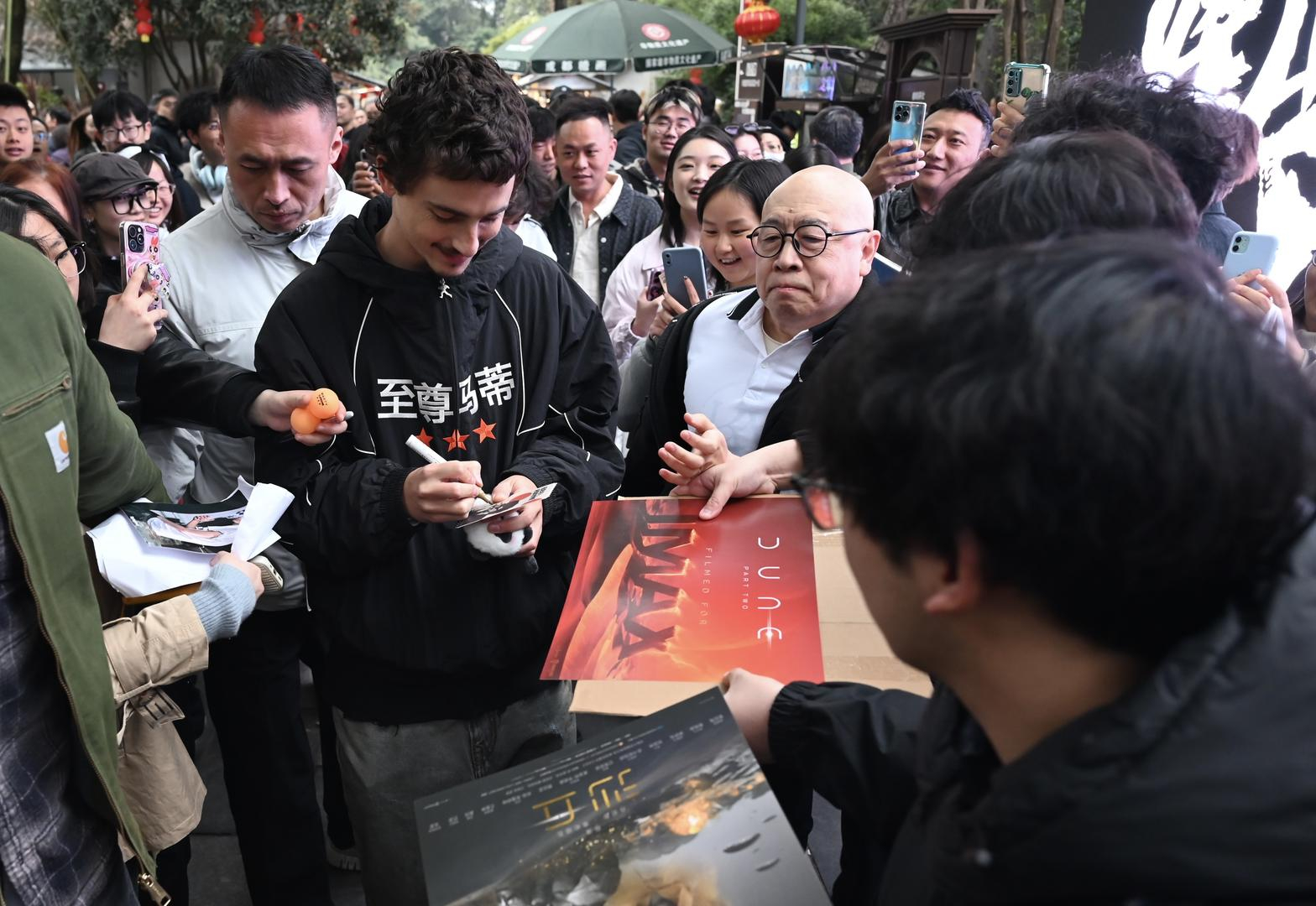 #甜茶成都喝盖碗茶#【“甜茶”提莫西·查拉梅来成都喝盖碗茶、看广场舞，网友：太甜