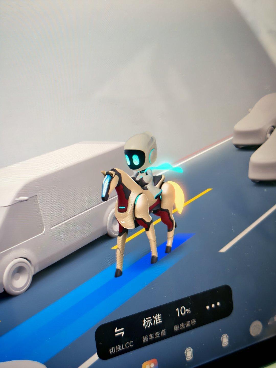 小P今天也骑马了还是是个机器马。开着小鹏回家过年