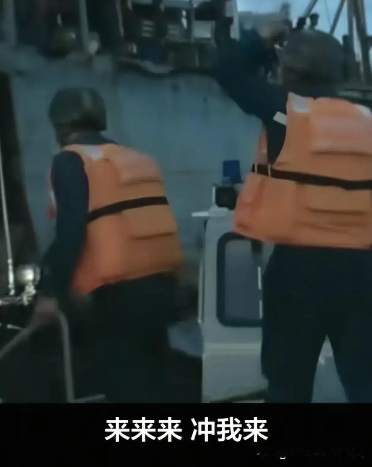 菲律宾人这次是真的吓傻了。
8月1日，中国军号首次公布了去年仁爱礁现场执法的第一
