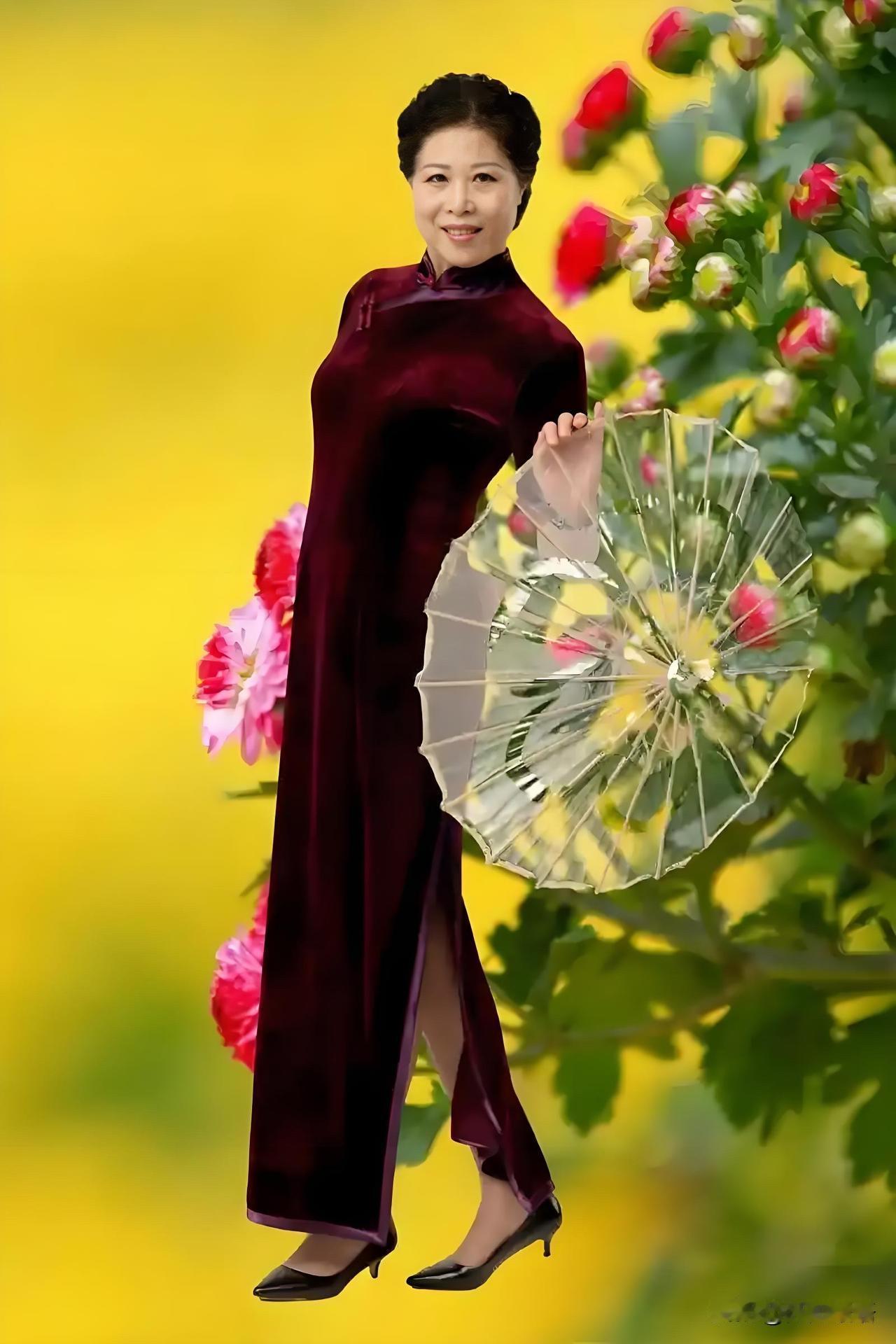 女人啊，上了年纪就爱对着镜子瞅：眼角这纹又深了点，头发根儿白得更明显了。其实啊，