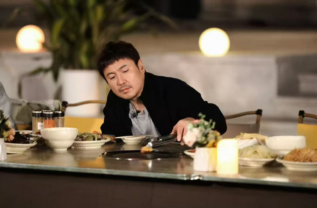 沈腾蹭完你的蹭你的 沈腾在剪彩仪式上忙得脚不沾地，自己剪完还要给别人递彩带递剪刀