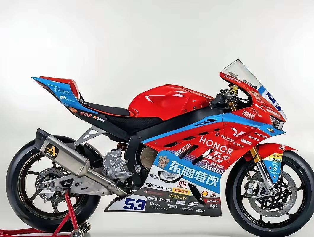 张雪机车新车贴花曝光！赞助商密密麻麻，老外看呆了：这是中国广告墙？

说一个张雪