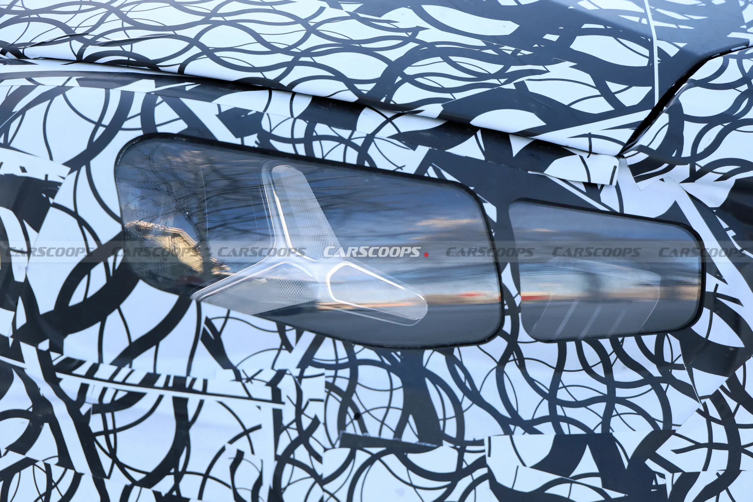 新款奔驰C级伪装车路试谍照，将于夏季发布亮相。保罗车闻大V聊车