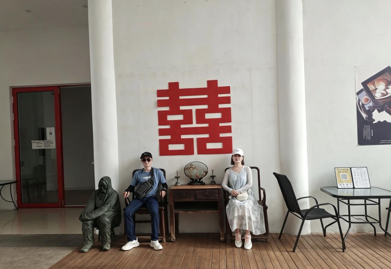 我虽然比老公大了十二岁，但这十年来我们相互珍惜，相互扶持。幸福恩爱的走过了十年，