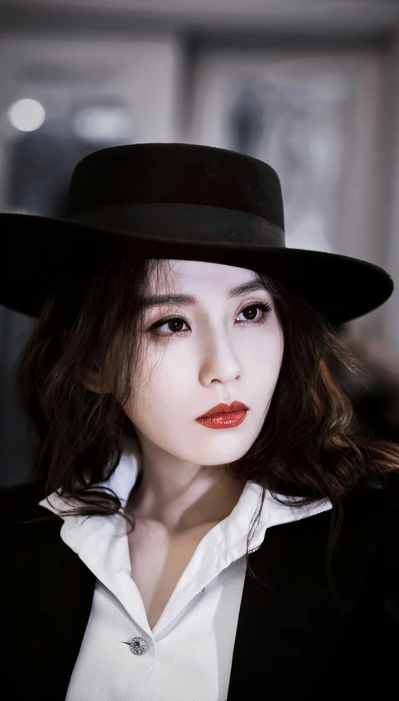 刘诗诗，宽檐礼帽掩住流转的眸光，黑白碰撞勾勒出复古轮廓
发丝慵懒垂落，红唇衬出明