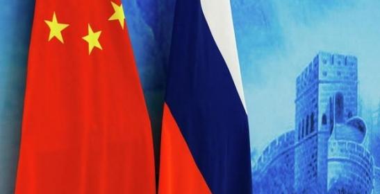 俄罗斯这回挺中国，挑的可不是一般时候！中美俄大棋局里，普京偏偏选这个节骨眼把“站