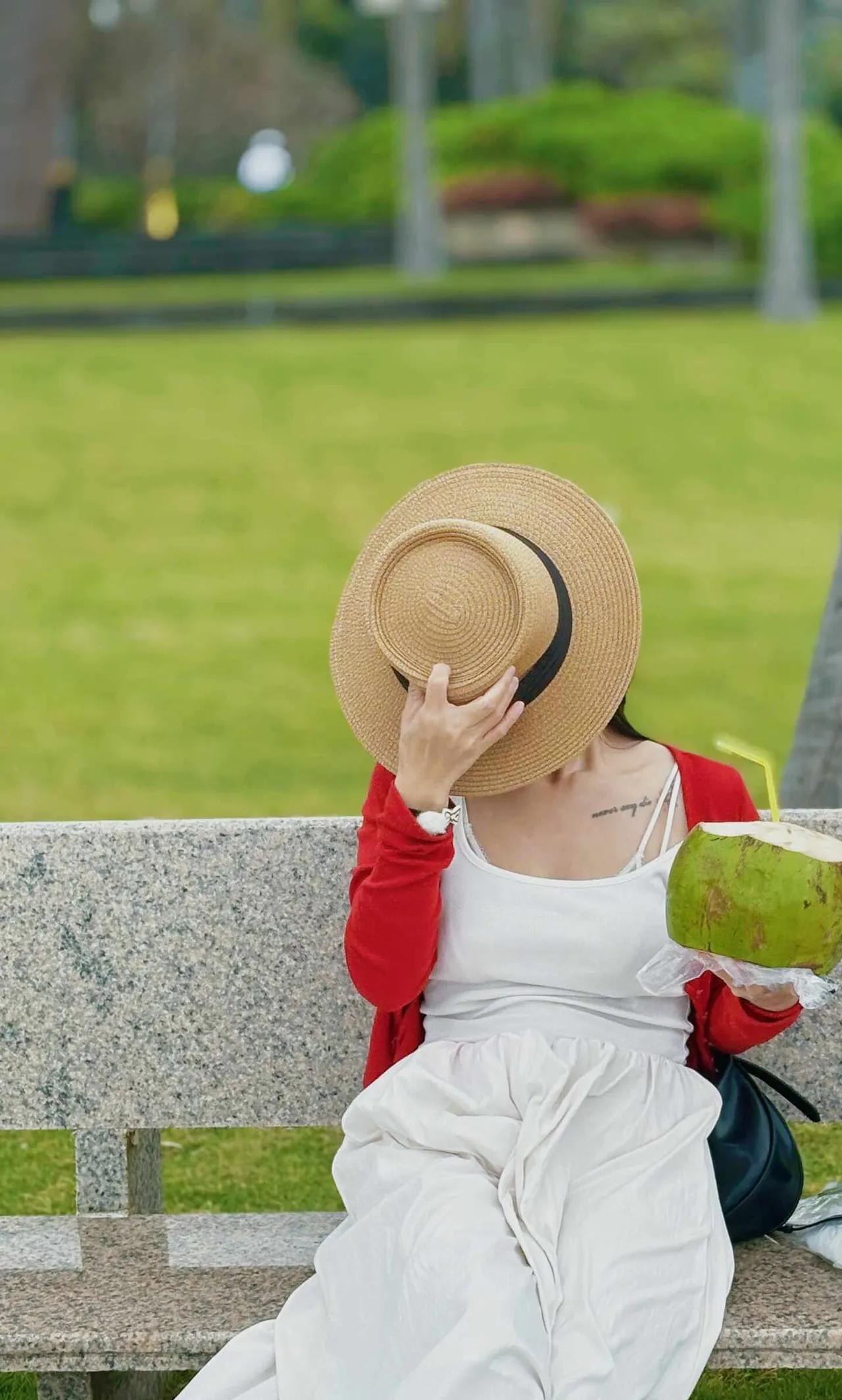 夏日午后，公园长椅上，一顶草帽、一杯椰汁，悠闲自在。