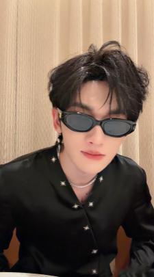 余宇涵直播 直播氛围被他拿捏得刚刚好，轻松又治愈，温柔的样子让人越看越喜欢 