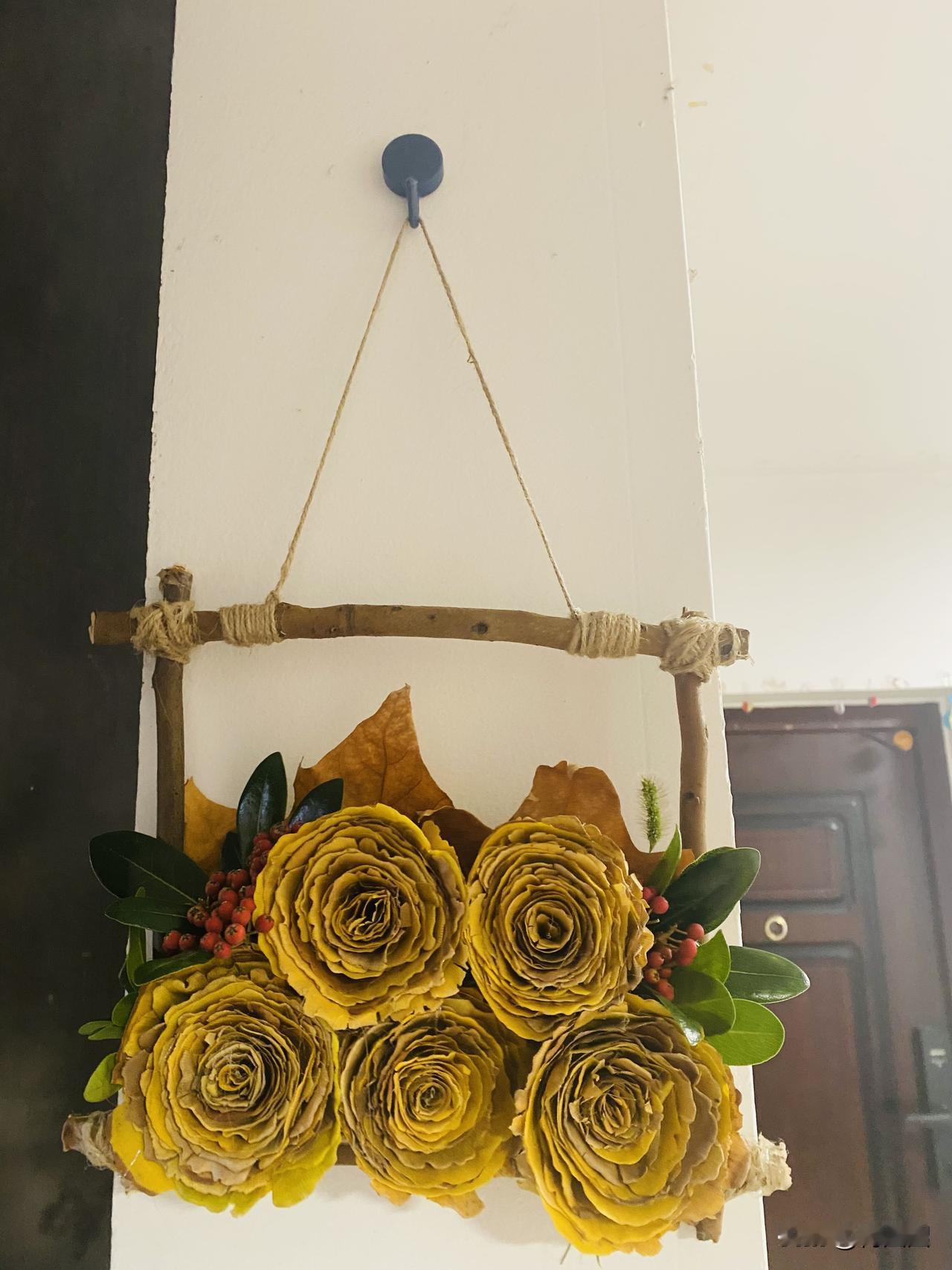 秋的颜色，金黄色。

和孩子捡的银杏叶，捡的枯树枝，捡的比头还大的枫叶。

花费