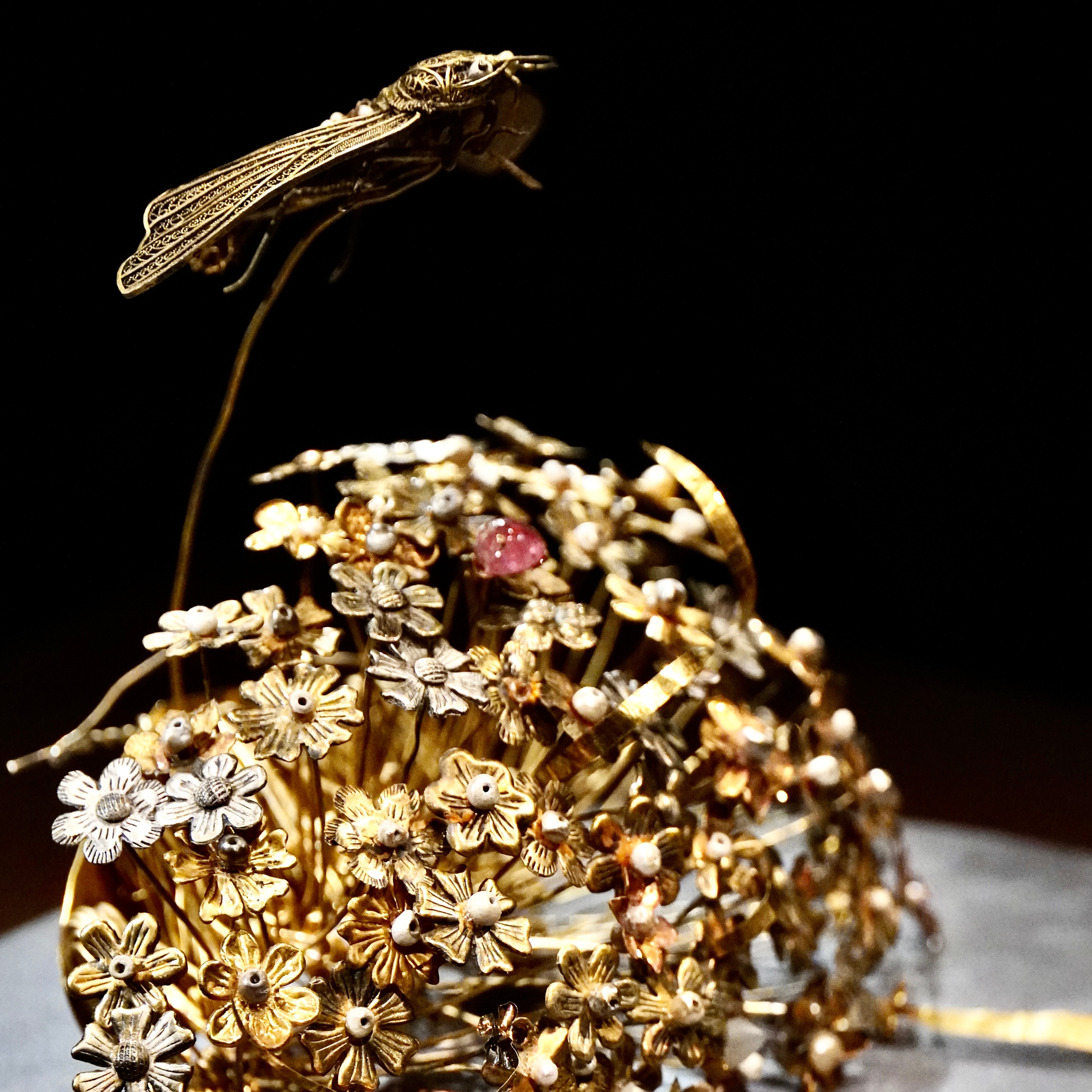 明星文物全称：隋代闹蛾金钗 出处：1957年西安李静训（李小孩）墓出土，国博藏一