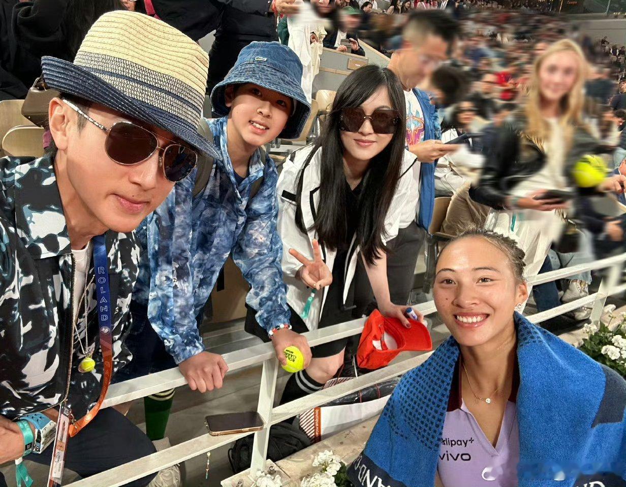 吴尊观战郑钦文吴尊现身法网女单现场，镜头扫过去的时候眼神都还紧紧盯着屏幕，妥妥迷
