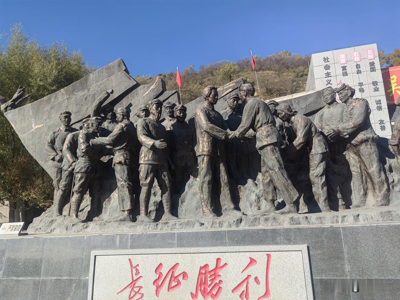 “十一”长假，我驾车远赴西北去探亲，返程为缓解驾乘疲劳进了这个服务区。
停好车的