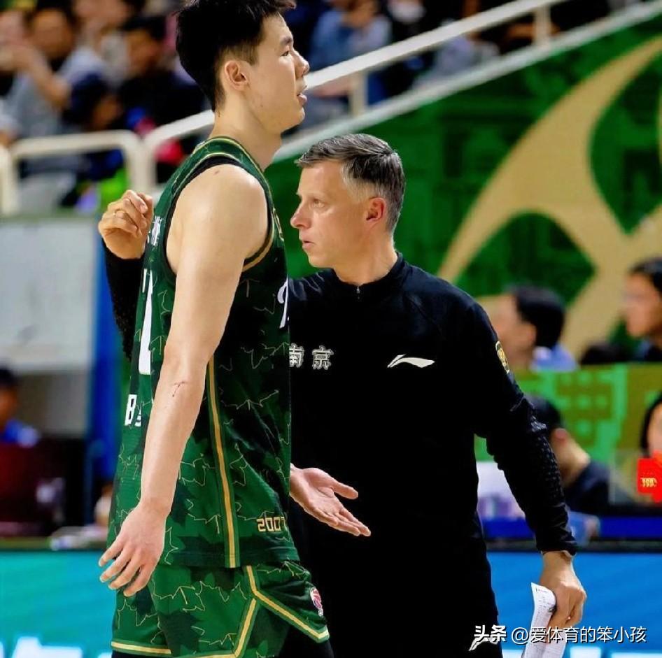 尽管在南京天之蓝和浙江稠州金租之间，浙江男篮在以往赛季当中的成绩一直是占据上风的