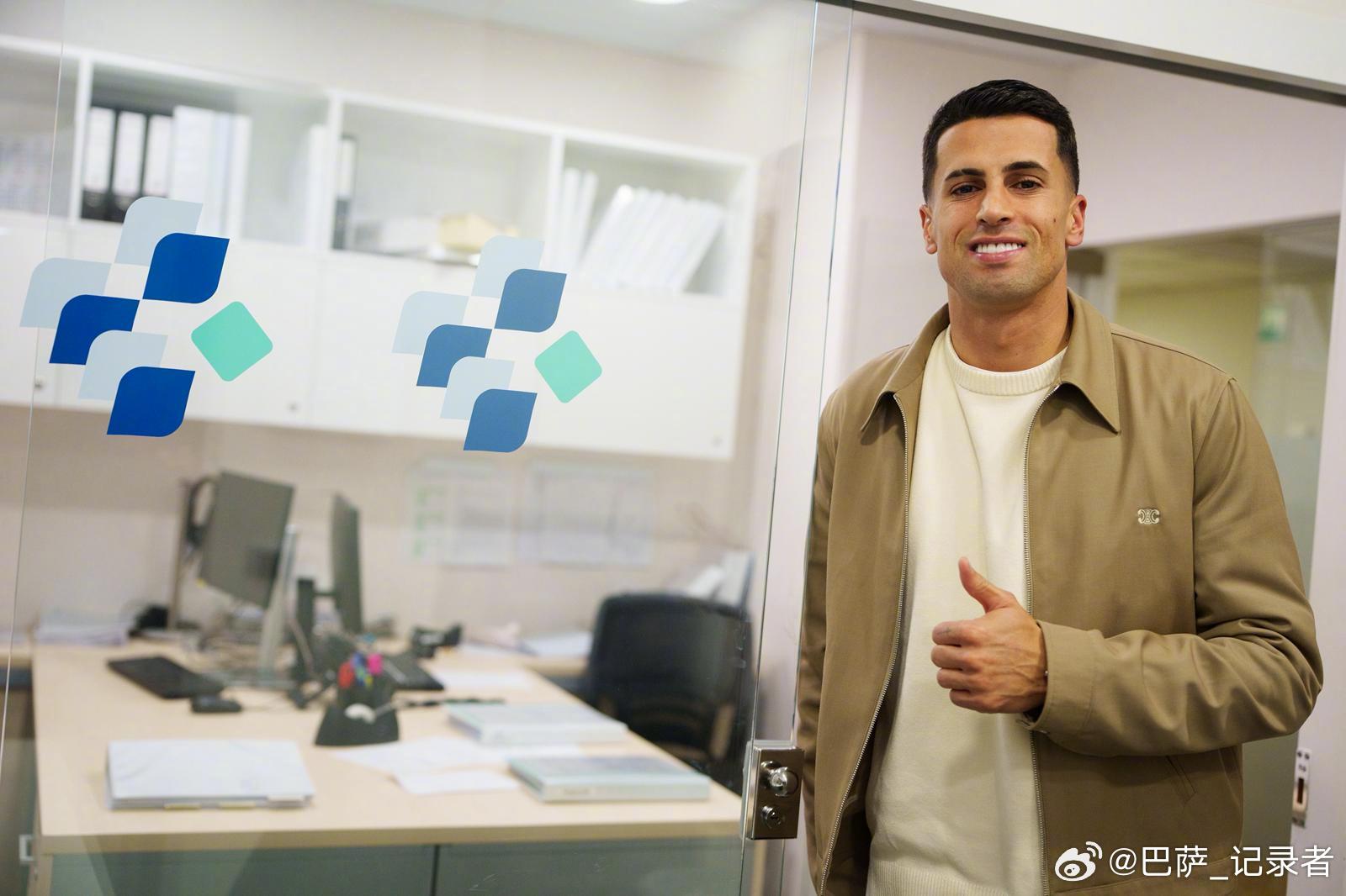 官方：若奥·坎塞洛已经飞抵巴塞罗那并已顺利通过体检，周二他将正式签字亮相。[fc