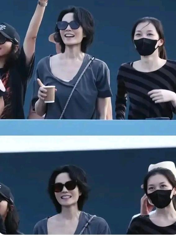 王菲最近被拍到和两个女儿逛市集的路透，直接把“女性终极安全感”的话题聊透了。
王