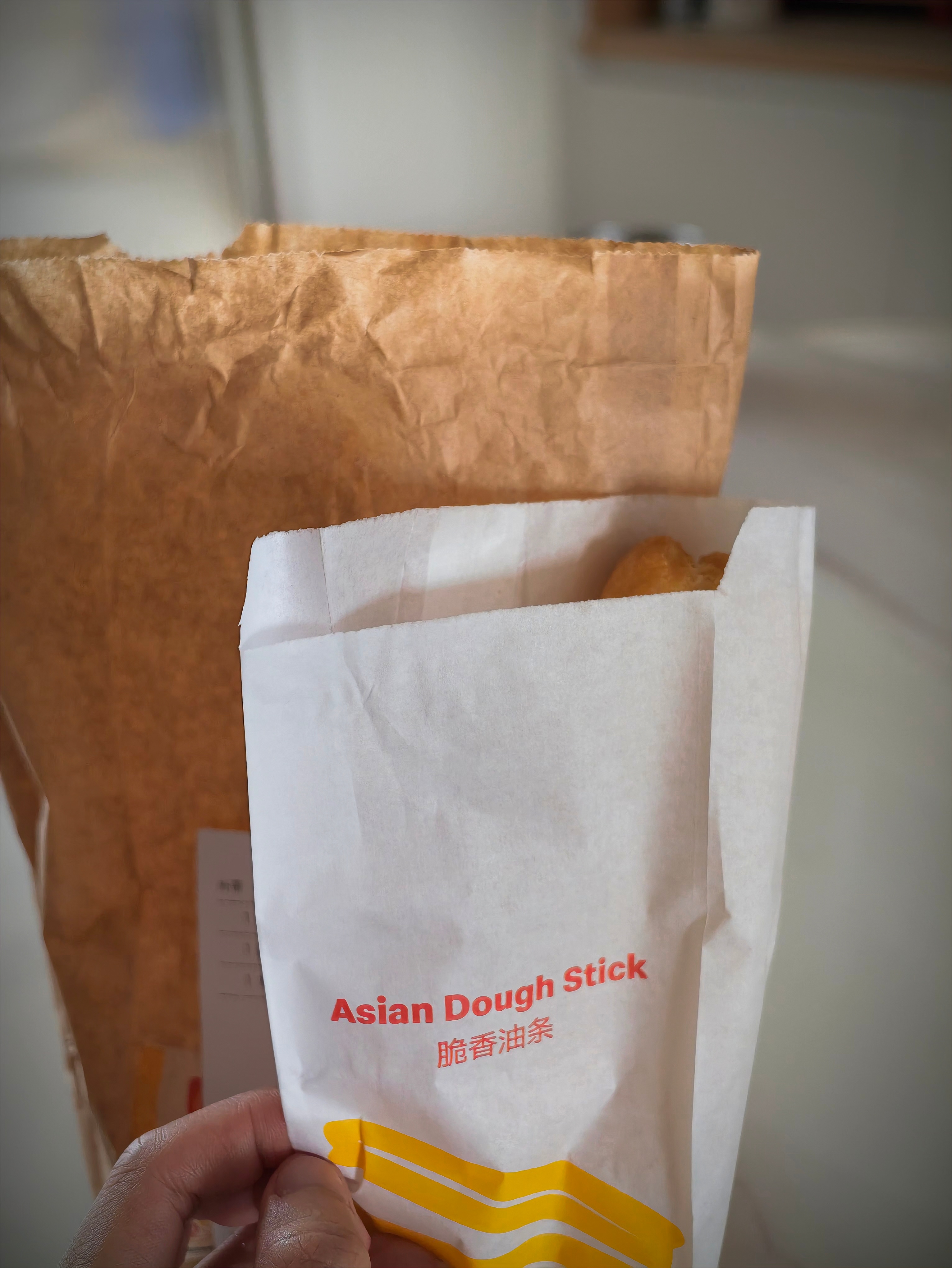 刚去麦当劳拿早餐，放车上，到家发现包装袋倒了，油条滑出来脏了，报废了一根现炸热乎