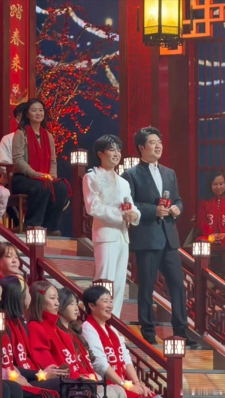 周深在辽宁脑瓜子嗡嗡的 这就是咱辽宁人的排面！周深直言被观众的热情震到“脑瓜子嗡