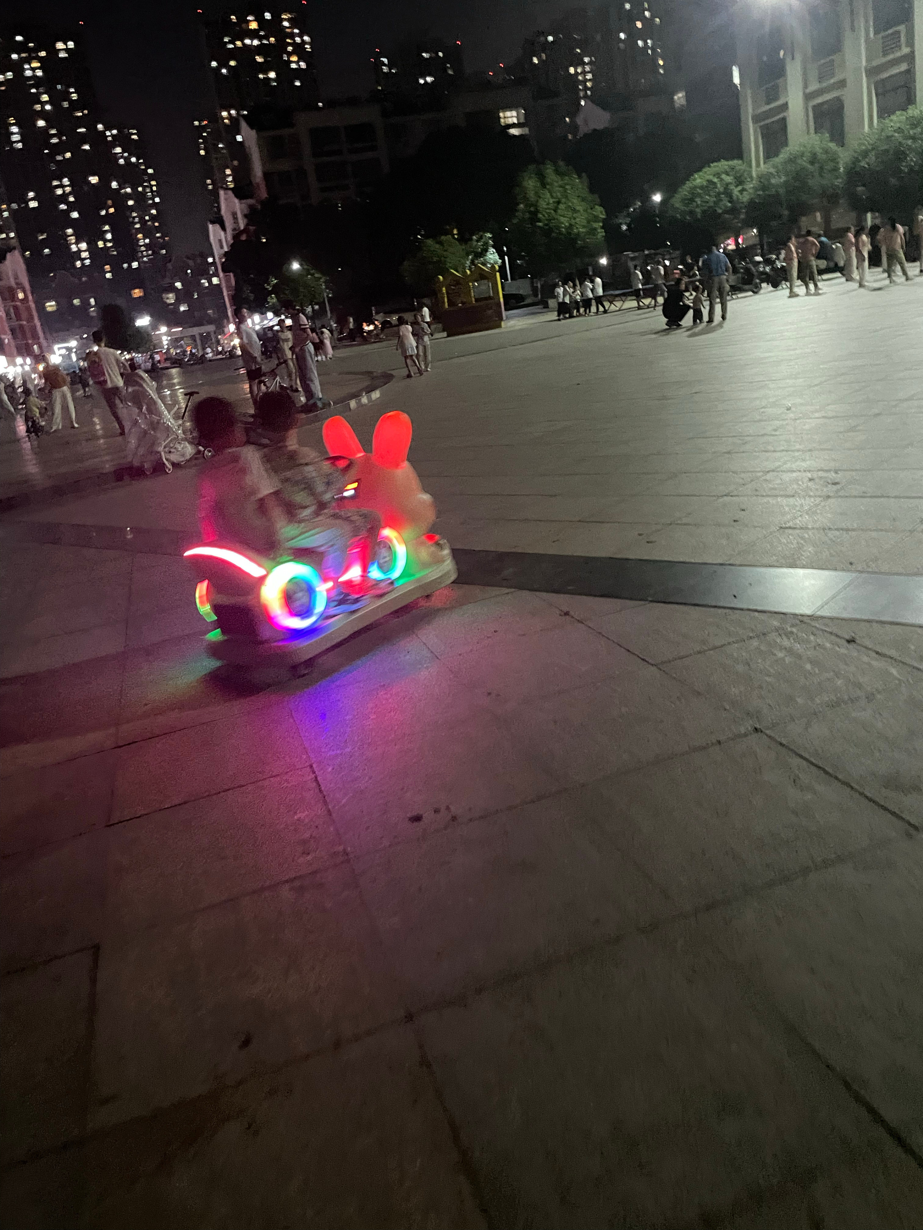 夏季晚上消费要升级看啥都想要玩一下跟没上过班的人沟通真的好累真的好累，咋说都不听