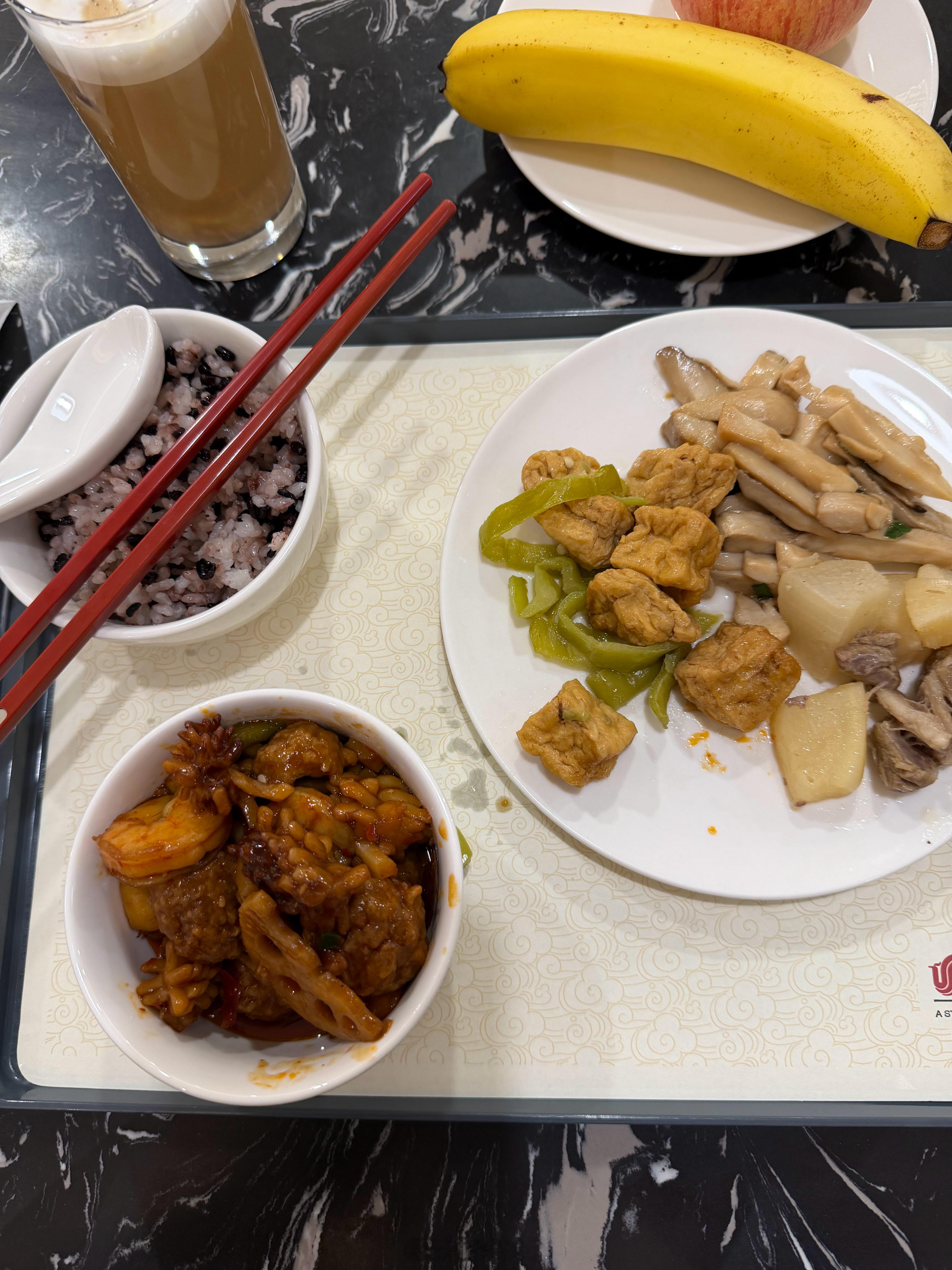 北京首都机场的头等舱休息室免费午餐伙食还不错吧！ 北京·T3国航会员休息室