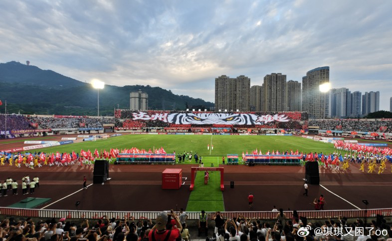 一人一个川超瞬间 南充德比虽无进球，绵阳队少打一人仍筑起长城。终场后全体鞠躬谢场