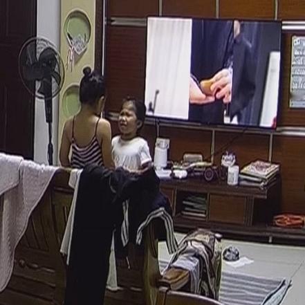 “这个女孩给全网上了一课！”3岁女童吃糖不慎卡住嗓子，妈妈正在洗澡毫不知情！一旁