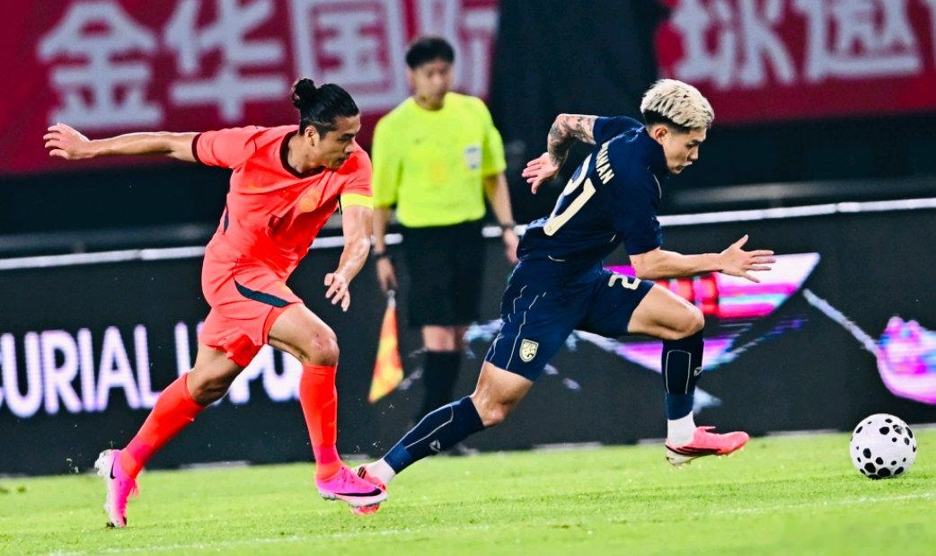 国足0比0泰国 热身赛：国足0-0闷平泰国 张玉宁中柱 邵佳一主场首秀，24脚射