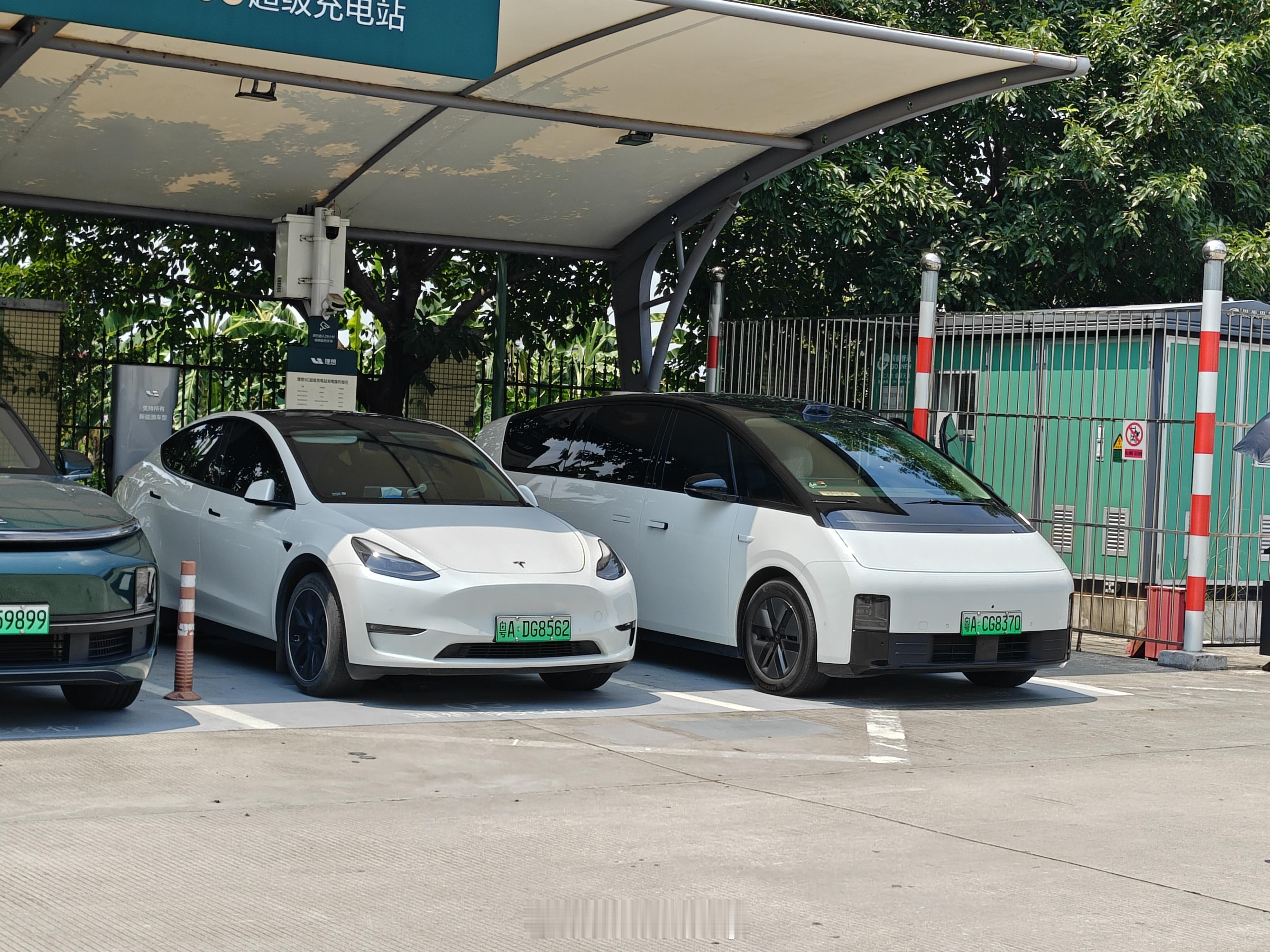 高速路上的理想5C超充站很受欢迎，其它品牌的车也可以用。开的是理想L7，增程车选
