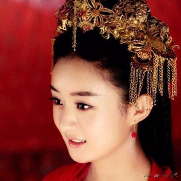 盘点古装剧中戴头冠的女星，杨幂、赵丽颖上榜，最后一位端庄大气
图1是赵丽颖身穿红