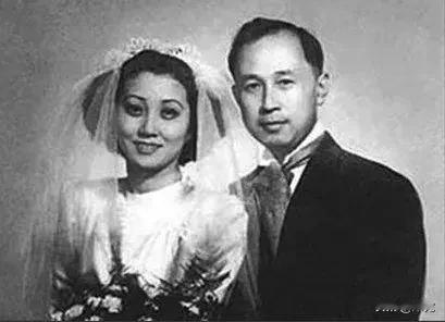 1913年，突然“砰”的一声，河北保定陆军军官学校一位军人举枪自尽，操场上黑压压