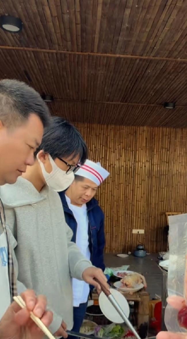 叶锐聪今天下午还在清远跟爸爸妈妈一起带货生鲜，主要是鸡肉鸡杂等，占据了生鲜榜前三