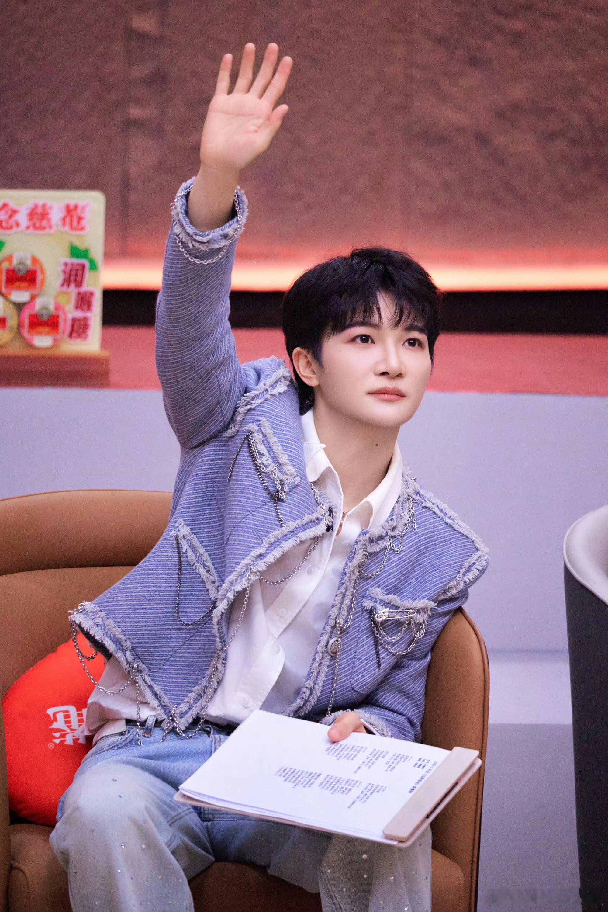 【周深唱全世界下雨天晴了】听完周深新歌心像下了一场雨一起感受新歌《全世界下雨》舞