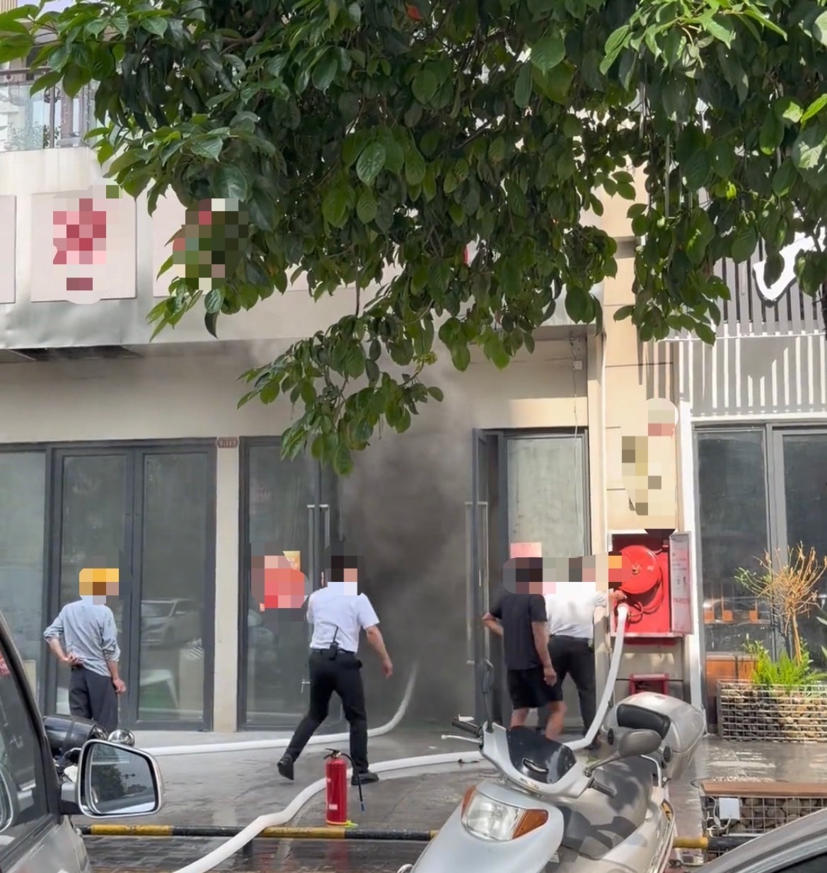 【玉林城区某小区的一店面发生起火】近日，网友爆料称：玉林市城区某小区的一个店面发