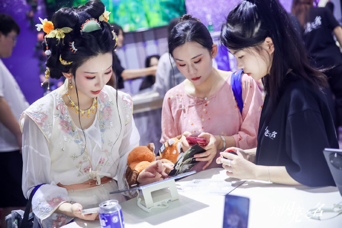#以闪亮之名chinajoy# 抠子+鸿蒙，我懂了，这是要在技术力上遥遥领先啊[