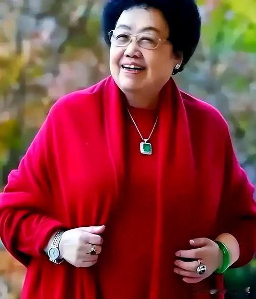 那些黑唐僧老婆陈丽华的人真恶心
陈丽华（富华国际集团、中国紫檀博物馆创始人）的第