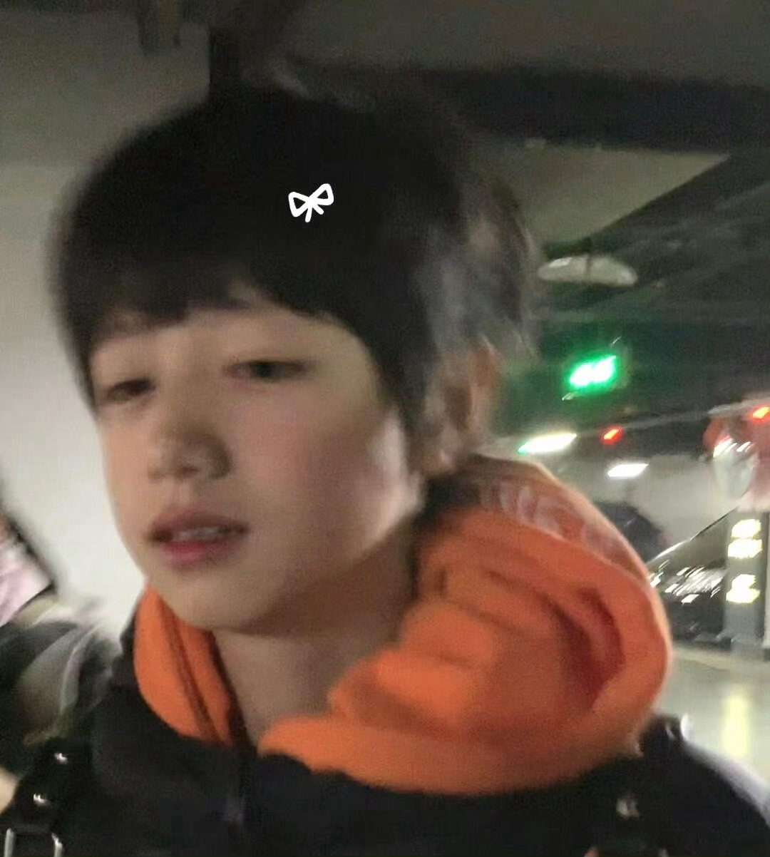 猪知心小时候真的没有被别人装疯卖傻搂在怀里啃他的脸颊肉说你嘴里含了什么好东西给我